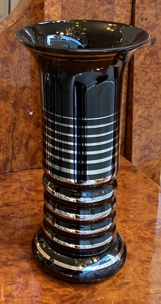 Vase Hyalitglas mit Silberbändern