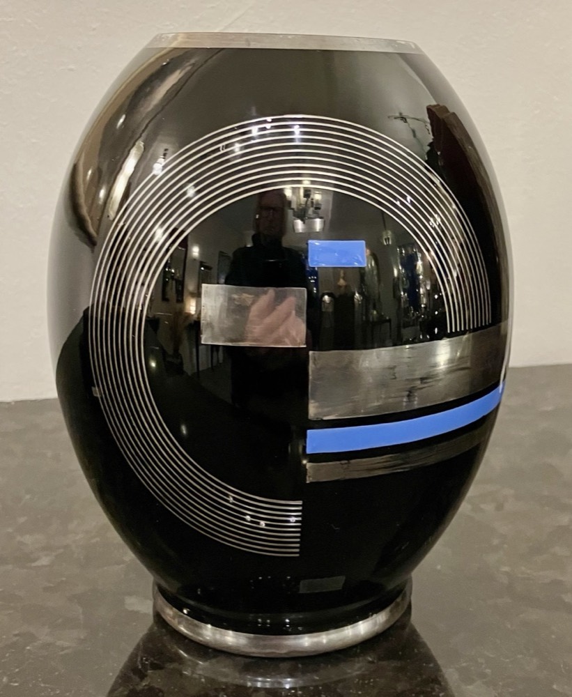 Vase aus Hyalitglas mit geometrischem Silberdecor, signiert: HEM