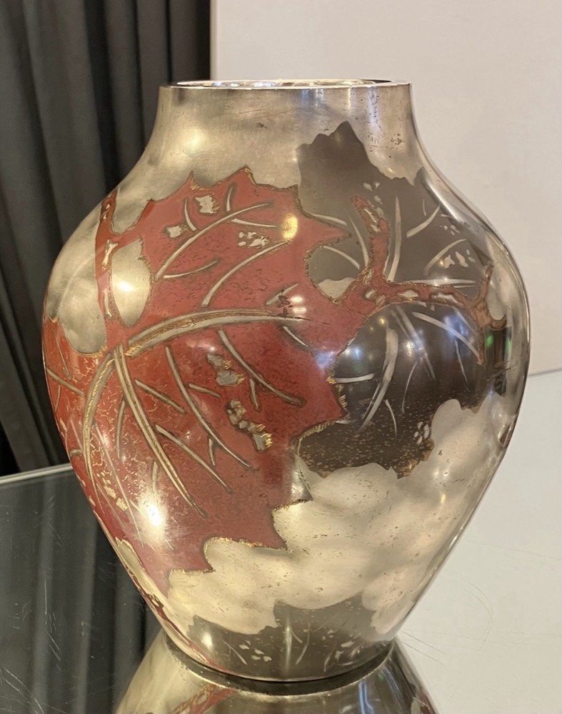 Glasvase, Rot mit Silber-Overlay, Weinlaubdekor