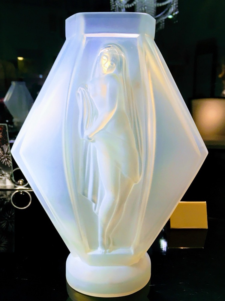 Opalinglasvaase, Etling Paris, Design: Lucille Sevin
