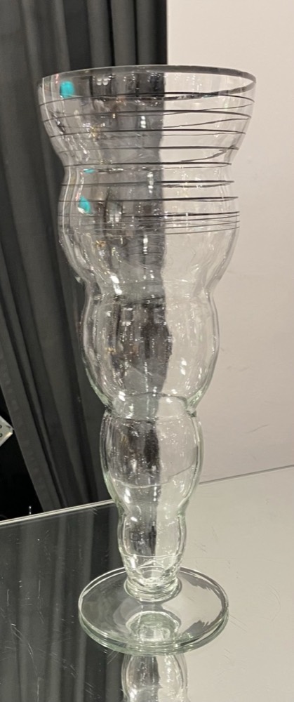 Mundgeblasene Glasvase mit Silberlinien-Dekor – Wellenform