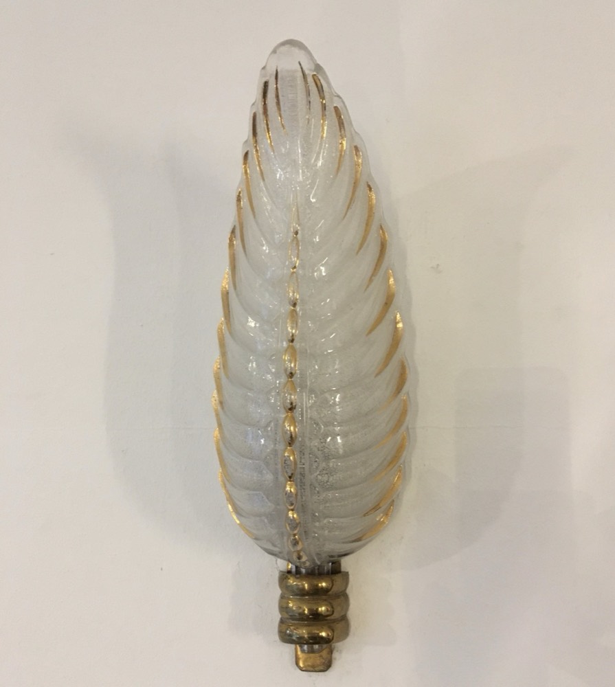 Paar Wandlampen – Blattform, Opalweiß mit Goldstaffierung, signiert: Petitot Paris