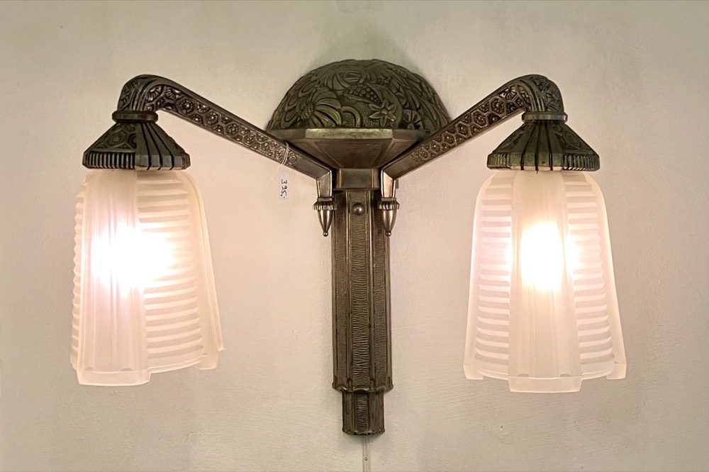 Zweiarmige Wandleuchte – Bronzeguss mit Mattglas-Schirmen