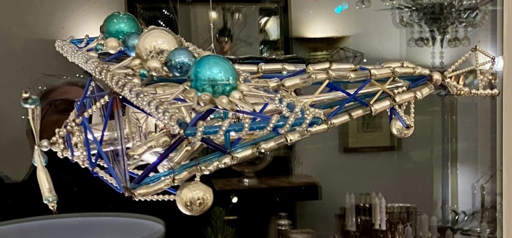 Weihnachtsschmuck – Zeppelin aus Glaskugeln, Böhmen